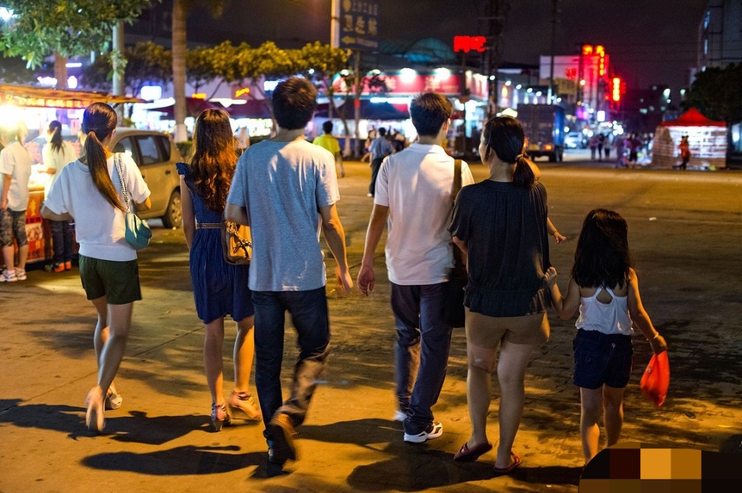 SharonJordh9fq's tweet photo. 刚蹲完马路边的烤串摊，他递来的冰可乐永远留着最上面的气儿，晚风一吹，连牵手都比平时暖半度～， https://t.co/sLYcScXDpP