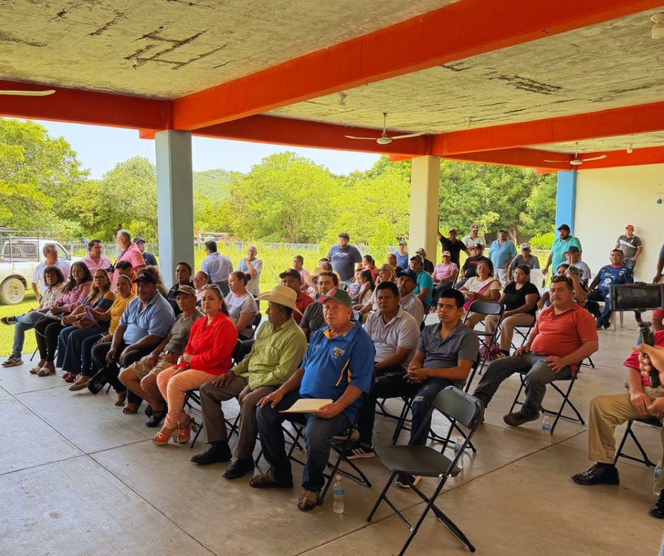 HctorSnche2284's tweet photo. La electrificación cambia vidas. Agradezco la invitación para acompañar el arranque de la obra en La Calera, Arriaga, Chiapas. Seguimos trabajando para llevar energía y bienestar a más familias. https://t.co/2mtglL3xey
