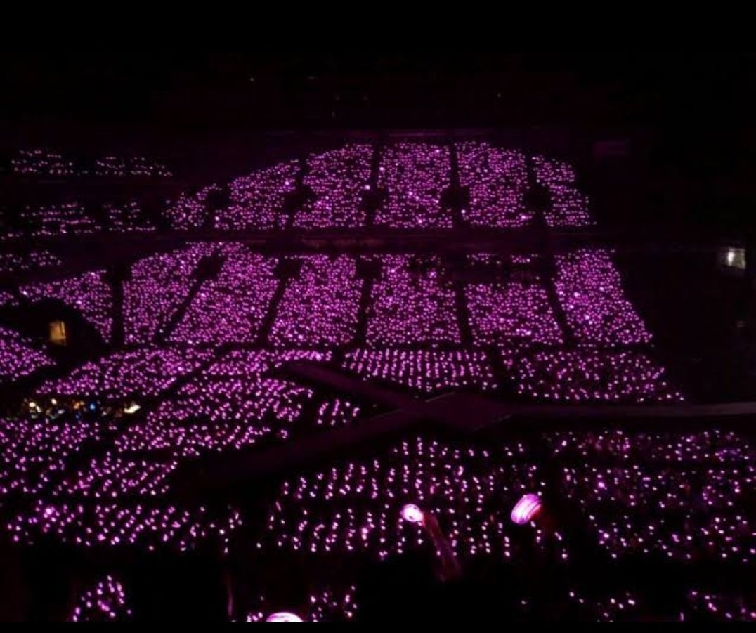 luvshelo's tweet photo. When Selena gomez posted a picture of SNSD stadium pictures to thank her fans instead of hers cus she never sold out stadiums😭 https://t.co/wqnB7ALpRi