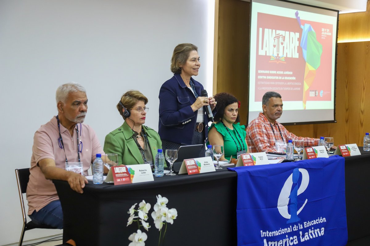 CPERSoficial's tweet photo. 🔔 A presidenta do CPERS, Rosane Zan, e o advogado da assessoria jurídica do Sindicato, Marcelo Fagundes, participam nesta quinta (30) e sexta-feira (31), em Brasília, do Seminário Internacional sobre Lawfare, promovido pela Internacional da Educação para a América Latina (IEAL), em parceria com a CNTE.

✊🏽 O encontro reúne dirigentes sindicais, juristas e especialistas de diversos países para debater o uso do sistema de Justiça como instrumento de perseguição política e sindical, além de construir estratégias coletivas de resistência.

🛑 Em um cenário de ataques aos direitos da classe trabalhadora e de tentativas de criminalização dos movimentos sociais, fortalecer a atuação jurídica e política das entidades sindicais é fundamental para garantir a liberdade de organização, a democracia e a defesa da educação pública. Defender a educação pública também é defender a democracia.

📸 Confira as fotos do primeiro dia da atividade! 

#LiberdadeSindical #EducaçãoPública