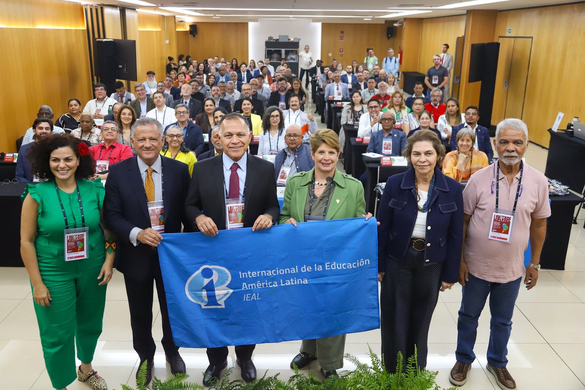 CPERSoficial's tweet photo. 🔔 A presidenta do CPERS, Rosane Zan, e o advogado da assessoria jurídica do Sindicato, Marcelo Fagundes, participam nesta quinta (30) e sexta-feira (31), em Brasília, do Seminário Internacional sobre Lawfare, promovido pela Internacional da Educação para a América Latina (IEAL), em parceria com a CNTE.

✊🏽 O encontro reúne dirigentes sindicais, juristas e especialistas de diversos países para debater o uso do sistema de Justiça como instrumento de perseguição política e sindical, além de construir estratégias coletivas de resistência.

🛑 Em um cenário de ataques aos direitos da classe trabalhadora e de tentativas de criminalização dos movimentos sociais, fortalecer a atuação jurídica e política das entidades sindicais é fundamental para garantir a liberdade de organização, a democracia e a defesa da educação pública. Defender a educação pública também é defender a democracia.

📸 Confira as fotos do primeiro dia da atividade! 

#LiberdadeSindical #EducaçãoPública