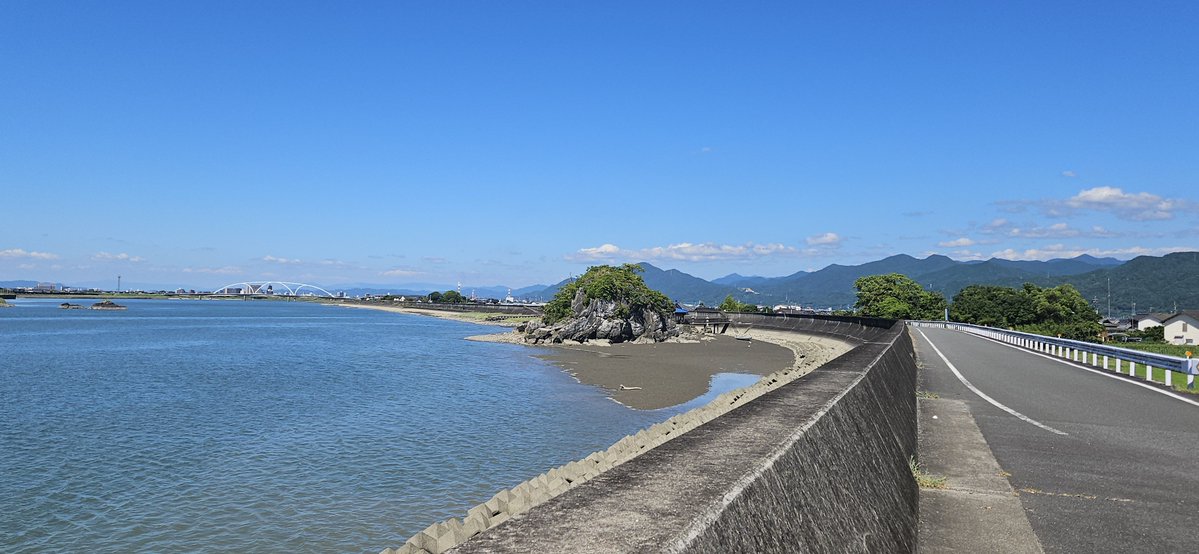 sitri0501's tweet photo. 一昨日からずっと八代の情報集めてて、特に被害の大きかった場所の写真とかは見つかるけど、実家付近の植柳や高田･金剛は中々見つからない。
救助や復旧工事の妨げになりそうで中々確認に行けそうに無い。

写真は2年前の水島龍神社から撮った八代市。
煙突が折れた製紙工場も遠くに見える

#熊本地震 https://t.co/hZnz36S6he