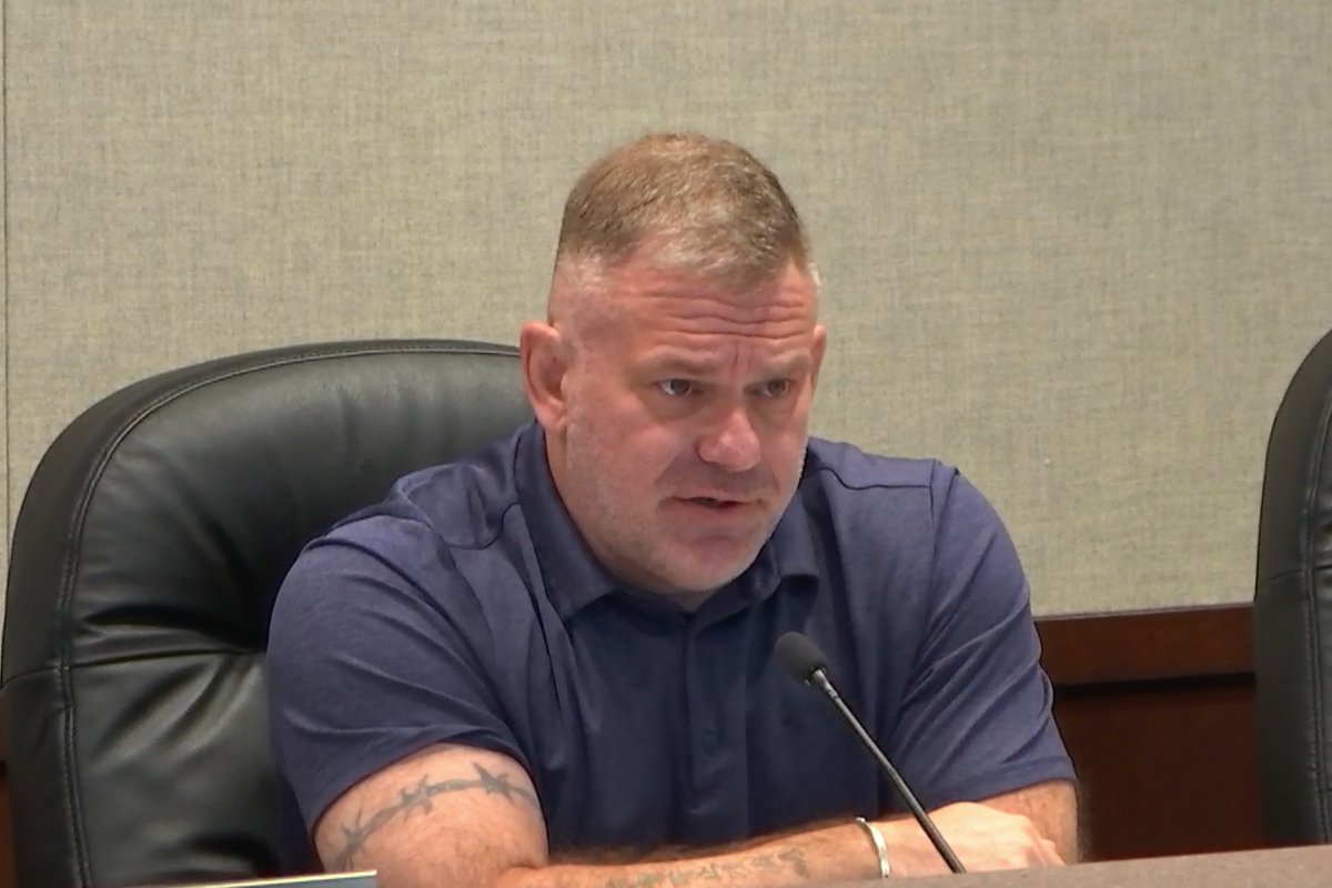 AlphaNews's tweet photo. Mounds View mayor seeking reelection voted to pardon convicted child sex offender

As a member of Minnesota's Clemency Review Commission, Mayor Zach Lindstrom voted to recommend a pardon for Tou Lue Vang.