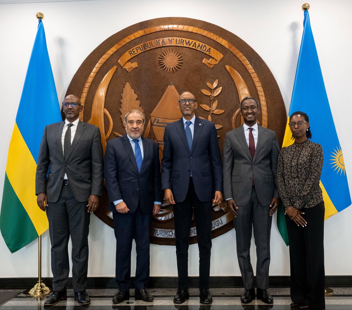 UrugwiroVillage's tweet photo. Today at Urugwiro Village, President Kagame met with Dr. Pradeep K. Khosla, Chairperson of the University of Rwanda Board, and Mr. Ivan Murenzi, Vice-Chairperson. They discussed the University of Rwanda's strategic direction and continued efforts to strengthen the quality of teaching, research and innovation, while building the skills needed to support Rwanda’s socioeconomic development.