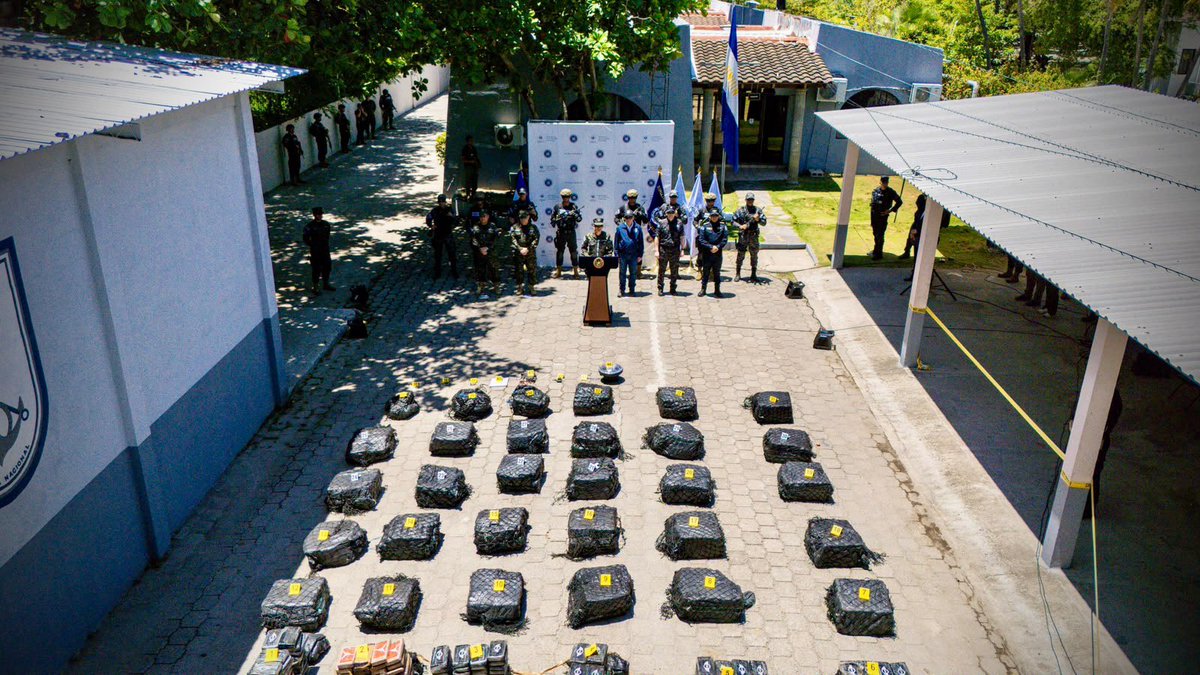 merino_monroy's tweet photo. Hoy concluimos la cadena de custodia con la entrega de las 1.36 toneladas de cocaína incautadas por la Fuerza de Tarea Naval Tridente el pasado 17 de julio, resultado de una operación ejecutada a 947 MN de nuestras costas.

Bajo el liderazgo de nuestro Comandante General, el señor Presidente @nayibbukele, la Marina Nacional de la @FUERZARMADASV reafirma su capacidad de operar en aguas del Pacífico, asestando golpes contundentes al crimen transnacional y consolidando a El Salvador como un referente regional en la lucha contra el narcotráfico.

Mi reconocimiento a nuestros Tridentes por su compromiso en la defensa de la soberanía nacional y la seguridad de los salvadoreños.
¡Bravo Zulu!