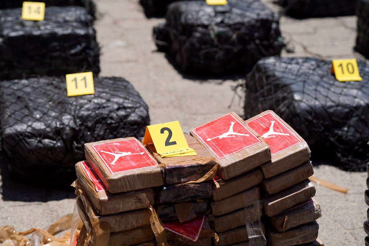 merino_monroy's tweet photo. Hoy concluimos la cadena de custodia con la entrega de las 1.36 toneladas de cocaína incautadas por la Fuerza de Tarea Naval Tridente el pasado 17 de julio, resultado de una operación ejecutada a 947 MN de nuestras costas.

Bajo el liderazgo de nuestro Comandante General, el señor Presidente @nayibbukele, la Marina Nacional de la @FUERZARMADASV reafirma su capacidad de operar en aguas del Pacífico, asestando golpes contundentes al crimen transnacional y consolidando a El Salvador como un referente regional en la lucha contra el narcotráfico.

Mi reconocimiento a nuestros Tridentes por su compromiso en la defensa de la soberanía nacional y la seguridad de los salvadoreños.
¡Bravo Zulu!