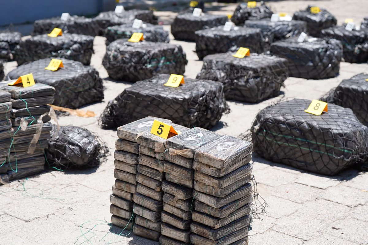merino_monroy's tweet photo. Hoy concluimos la cadena de custodia con la entrega de las 1.36 toneladas de cocaína incautadas por la Fuerza de Tarea Naval Tridente el pasado 17 de julio, resultado de una operación ejecutada a 947 MN de nuestras costas.

Bajo el liderazgo de nuestro Comandante General, el señor Presidente @nayibbukele, la Marina Nacional de la @FUERZARMADASV reafirma su capacidad de operar en aguas del Pacífico, asestando golpes contundentes al crimen transnacional y consolidando a El Salvador como un referente regional en la lucha contra el narcotráfico.

Mi reconocimiento a nuestros Tridentes por su compromiso en la defensa de la soberanía nacional y la seguridad de los salvadoreños.
¡Bravo Zulu!