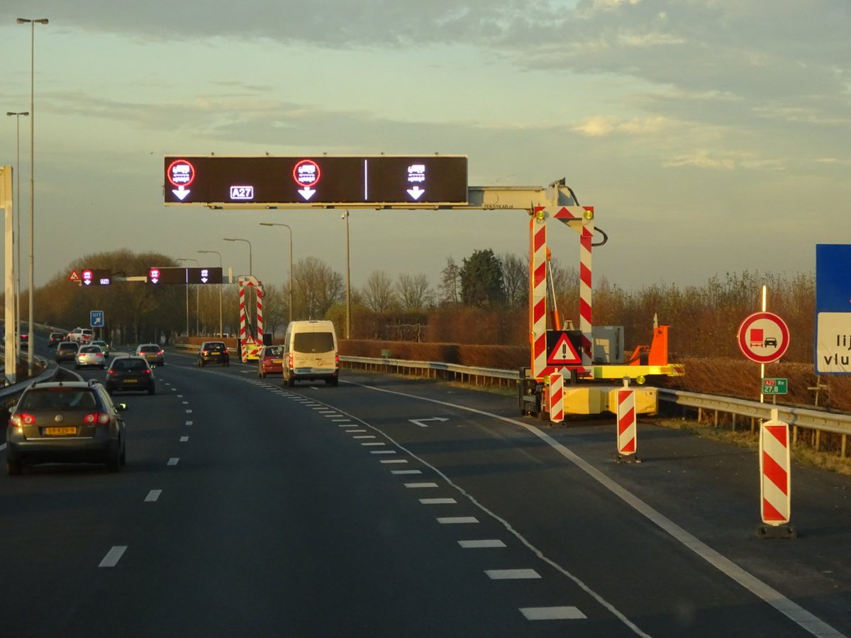 merwedebruga27's tweet photo. 🚔⛔️🚛| 10 jaar geleden hadden ze de afsluiting voor het vrachtverkeer toch iets beter geregeld. Er stonden portalen boven de weg en er was duidelijk politie zichtbaar. 

#throwbackthursday #haarscheurtjes #Merwedebrug #A27 https://t.co/ysPmTvivPU