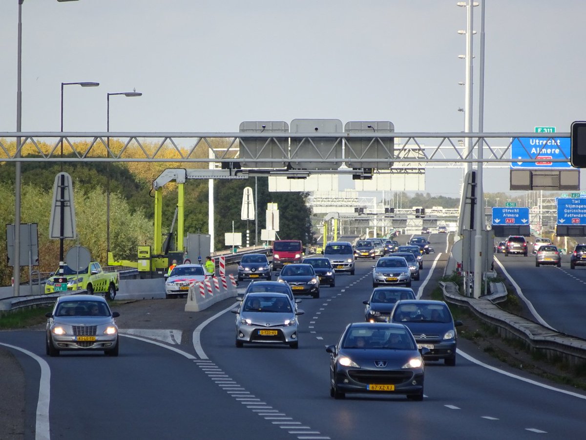 merwedebruga27's tweet photo. 🚔⛔️🚛| 10 jaar geleden hadden ze de afsluiting voor het vrachtverkeer toch iets beter geregeld. Er stonden portalen boven de weg en er was duidelijk politie zichtbaar. 

#throwbackthursday #haarscheurtjes #Merwedebrug #A27 https://t.co/ysPmTvivPU