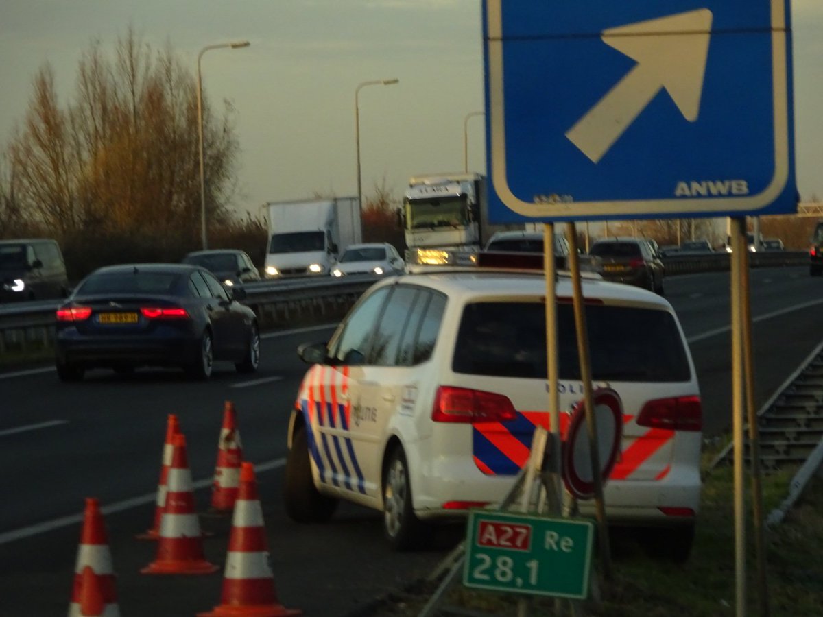 merwedebruga27's tweet photo. 🚔⛔️🚛| 10 jaar geleden hadden ze de afsluiting voor het vrachtverkeer toch iets beter geregeld. Er stonden portalen boven de weg en er was duidelijk politie zichtbaar. 

#throwbackthursday #haarscheurtjes #Merwedebrug #A27 https://t.co/ysPmTvivPU