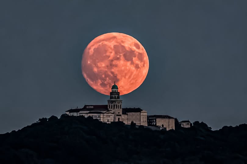 verasarkozi's tweet photo. Full moon over Pannonhalma Abbey, the oldest monastery in Hungary https://t.co/vyRrU3gl0c