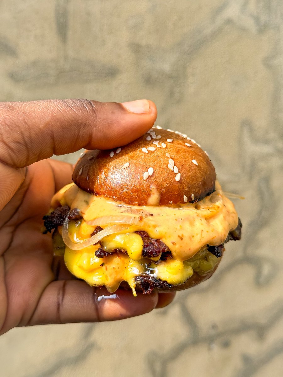 PACBISTRO's tweet photo. SMASH BURGERS 🍔 🤤😍

Send a dm to order or WhatsApp 08186012695
🚚Delivery takes 2-3hrs 

#pacbistro #foodvendorsinlagos #foodtrayinlagos #foodboxinlagos #foodvendorinikorodu https://t.co/iuJhyeuGGL