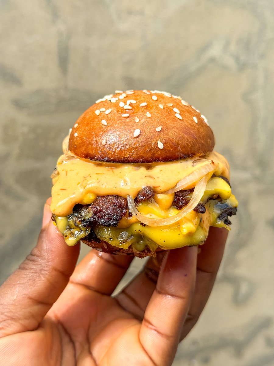 PACBISTRO's tweet photo. SMASH BURGERS 🍔 🤤😍

Send a dm to order or WhatsApp 08186012695
🚚Delivery takes 2-3hrs 

#pacbistro #foodvendorsinlagos #foodtrayinlagos #foodboxinlagos #foodvendorinikorodu https://t.co/iuJhyeuGGL