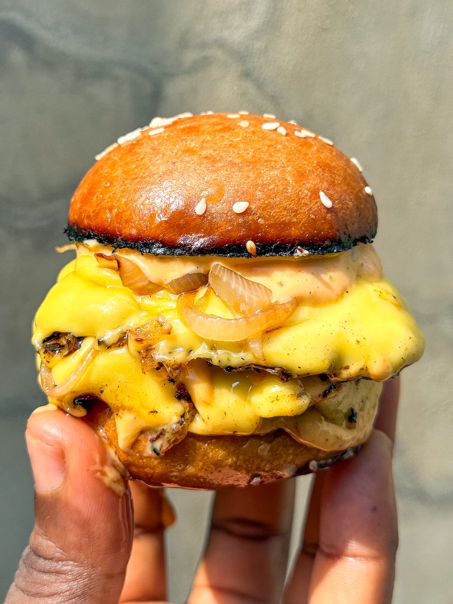 PACBISTRO's tweet photo. SMASH BURGERS 🍔 🤤😍

Send a dm to order or WhatsApp 08186012695
🚚Delivery takes 2-3hrs 

#pacbistro #foodvendorsinlagos #foodtrayinlagos #foodboxinlagos #foodvendorinikorodu https://t.co/iuJhyeuGGL
