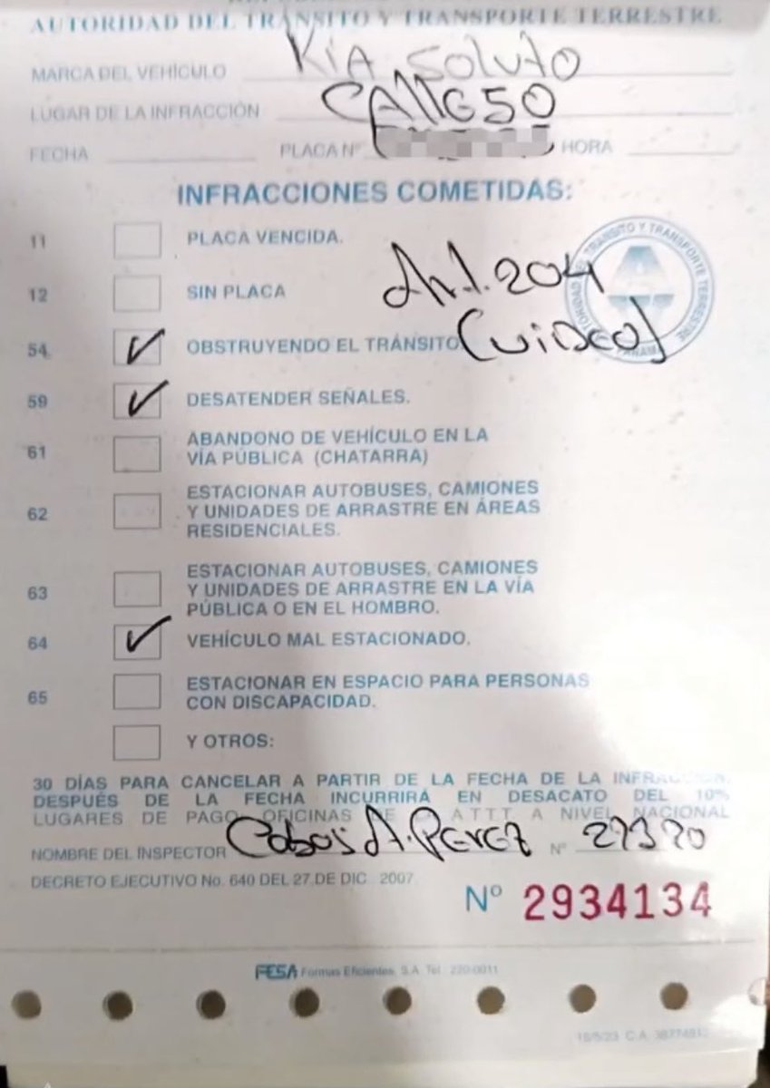 NEndesarrollo's tweet photo. Un taxista fue boleteado por obstruir el tránsito en la Calle 50 para una sesión de fotos. https://t.co/MV8I8dsm4H