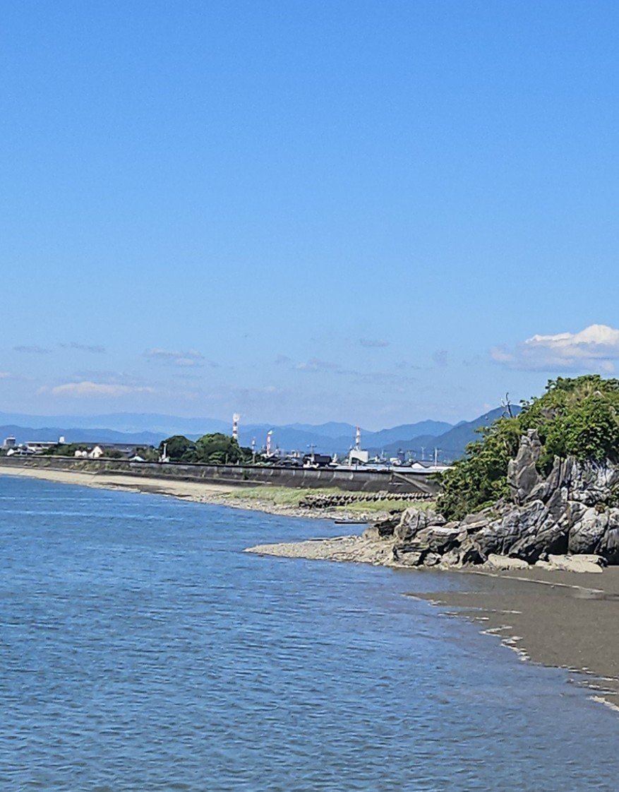 sitri0501's tweet photo. 一昨日からずっと八代の情報集めてて、特に被害の大きかった場所の写真とかは見つかるけど、実家付近の植柳や高田･金剛は中々見つからない。
救助や復旧工事の妨げになりそうで中々確認に行けそうに無い。

写真は2年前の水島龍神社から撮った八代市。
煙突が折れた製紙工場も遠くに見える

#熊本地震 https://t.co/hZnz36S6he