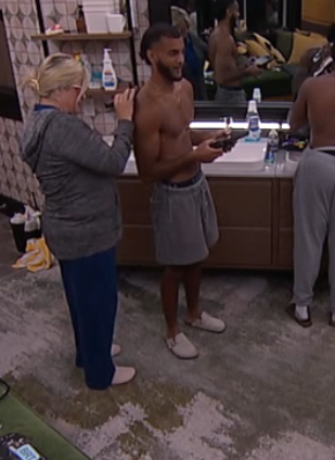 JokersBBUpdates's tweet photo. Posted 1:50pm: Angela is shaving Yash's shoulders. She says she enjoys doing it. She says anytime.  #BB28 #BBLF https://t.co/SSutn5Ufih