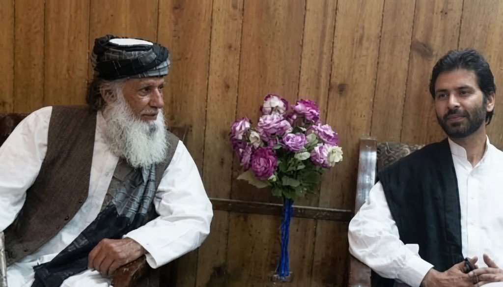 TheKashmirView's tweet photo. ایک دلی کی تہاڑ جیل میں قید ہے، اور دوسرا آج اپنے وطن پر قربان ہو گیا۔ایسے محسوس ہوتا ہے جیسے ہم اپنے سائے کھو بیٹھے ہوں، اور خود کو بےسہارا محسوس کر رہے ہوں۔💔😢

#RightsMovementAJK https://t.co/UU808187yy