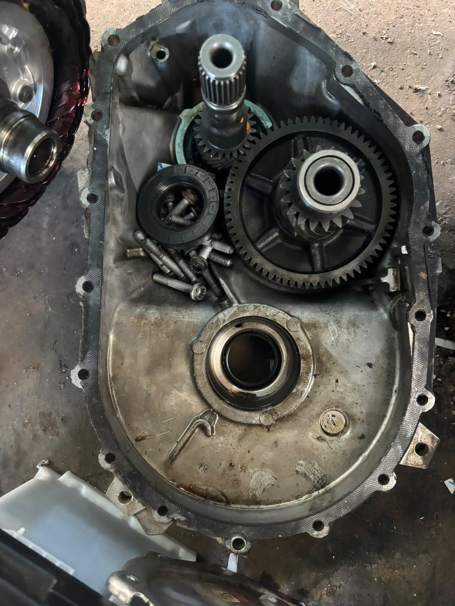 evclinic's tweet photo. More VW ID burnt and destoyed APP310 drive units. One food franchise chain got 6 ID3, and after inspection all of them got less than 0.3L of gearbox oil. 5 Taxi from Montenegro ID4 got clacking noise, bearing cage damaged due overheating and missing lubricstion and diff damaged. 

All of them around 100k km only. Future
Is bright while VW supporters are Ignoring our advices with “grain of salt��

Over & out