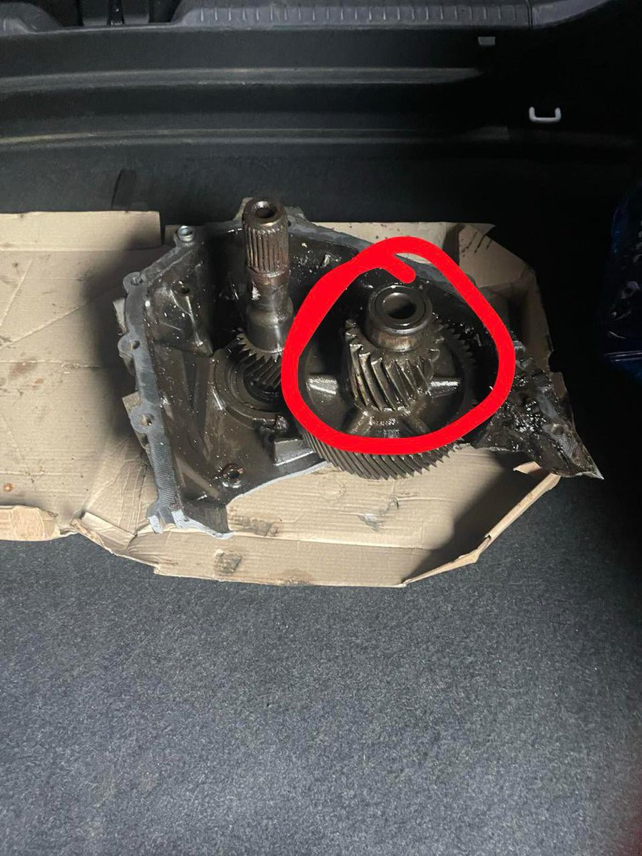 evclinic's tweet photo. More VW ID burnt and destoyed APP310 drive units. One food franchise chain got 6 ID3, and after inspection all of them got less than 0.3L of gearbox oil. 5 Taxi from Montenegro ID4 got clacking noise, bearing cage damaged due overheating and missing lubricstion and diff damaged. 

All of them around 100k km only. Future
Is bright while VW supporters are Ignoring our advices with “grain of salt��

Over & out
