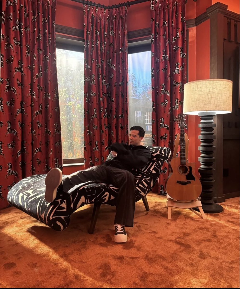iwtvupdates's tweet photo. Jacob Anderson lounges behind the scenes of #TheVampireLestat. Shared by Delainey Hayles on Instagram. https://t.co/8PZlZDiQHx