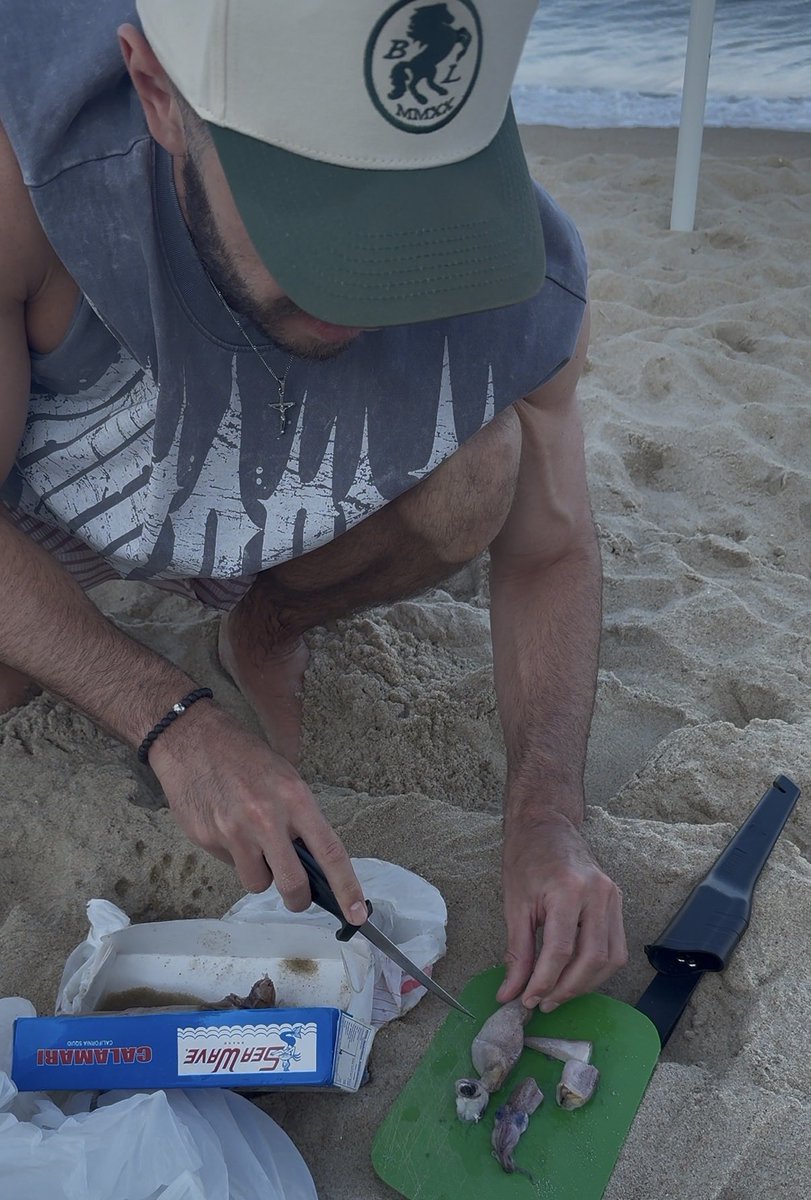 deezysdrafts's tweet photo. Surfcasting last night and got crushed by something massive. Had to be a ray or shark.

Broke me off after 45 minutes.

Tonight we go again.

Vincerò. https://t.co/egvcRxYsyh