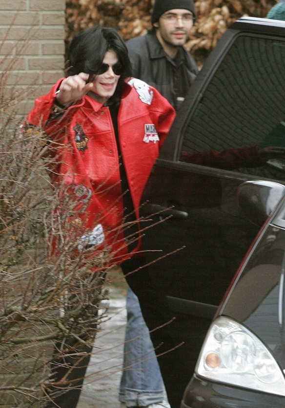 mjjprod's tweet photo. michael jackson stuns while leaving a private screening of #spidermanbrandnewday https://t.co/9m6T825SsN