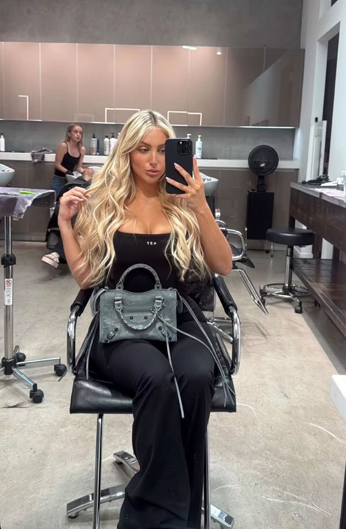 Kayley_llll's tweet photo. Go ahead, admire the view
#hairday https://t.co/9wyRxyMuxQ