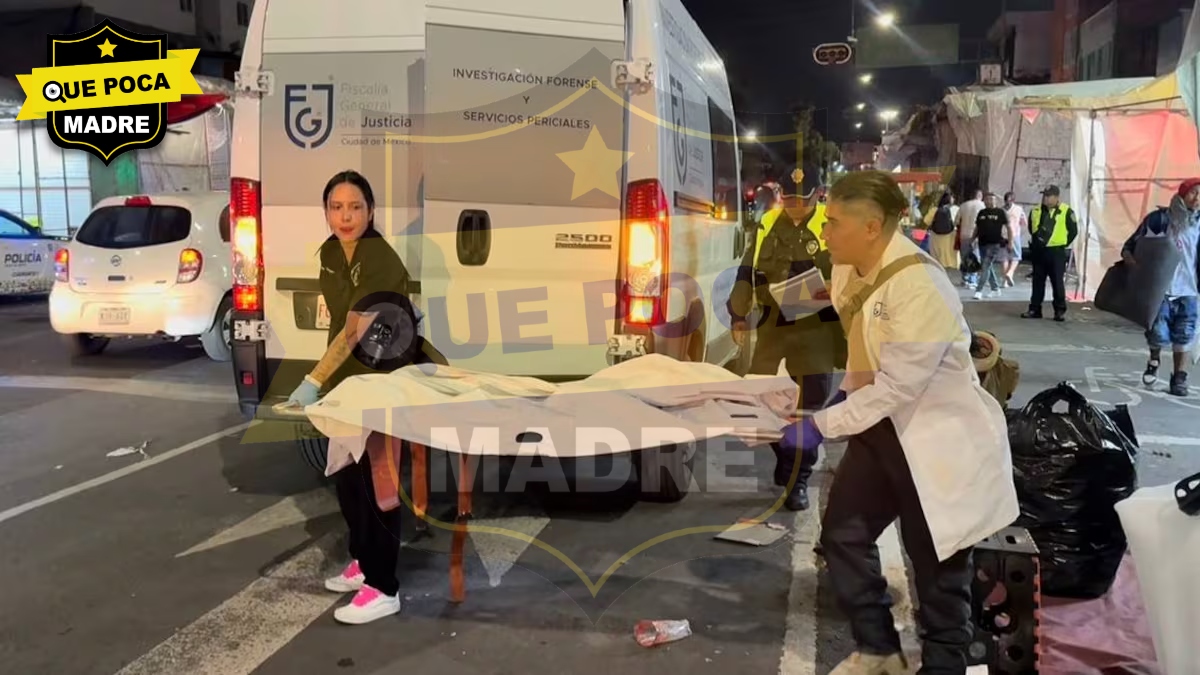 QuePocaMadre_Mx's tweet photo. 🚨🕊️ ¡CONMOCIÓN EN TEPITO! HALLAN EL CUERPO DE UN BEBÉ EN UNA PERFUMERÍA 🚔⚠️

🚨 Una fuerte movilización de cuerpos de emergencia y autoridades se registró en la colonia Morelos, en la alcaldía Cuauhtémoc, luego de que fuera localizado el cuerpo de un bebé al interior de una perfumería ubicada en la zona de Tepito. 👶🔎

👮‍♂️ Tras el reporte de los encargados del establecimiento, elementos de la @SSC_CDMX acudieron al lugar y acordonaron el área, mientras peritos de la @FiscaliaCDMX realizaron el levantamiento de indicios e iniciaron las diligencias correspondientes. ⚖️🚔

🔬 El cuerpo fue trasladado al Instituto de Ciencias Forenses para practicar la necropsia que permita determinar la causa del fallecimiento. Además, las autoridades revisan cámaras de videovigilancia y recaban testimonios para esclarecer cómo llegó el bebé al inmueble. 🕵️‍♂️📹

⚠️ Hasta el momento no se ha informado sobre personas detenidas y la investigación continúa para esclarecer los hechos. 🚨

#CDMX #Tepito #Cuauhtémoc #Morelos #Seguridad #Investigación #FiscalíaCDMX #SSC #CiudadDeMéxico @SSC_CDMX @FiscaliaCDMX @AlcCuauhtemocMx