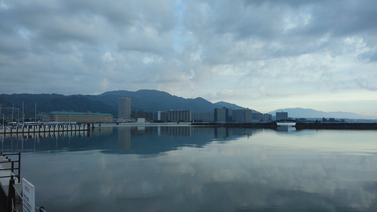 B_AND_R_OSK's tweet photo. おはよう、3回目の琵琶湖。ここまで50km、まだ3分の1..
太陽出てない夜でも汗だくで夏にやるもんじゃないと早くも後悔 https://t.co/dEhtl78zOW