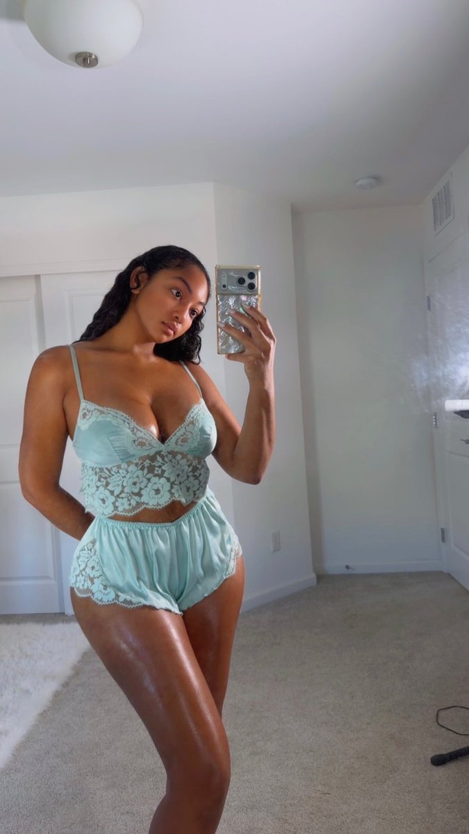 TheJoialexandri's tweet photo. I love this set😌😌 https://t.co/u6F6Qzv1ii