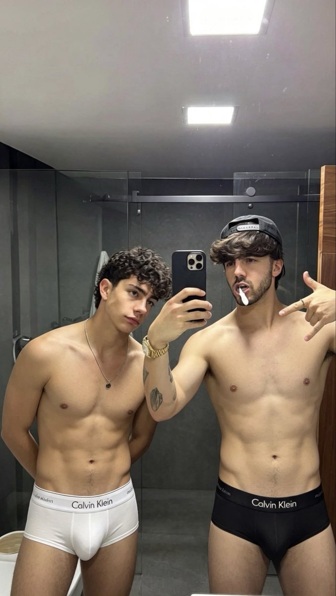 RobertoMor59135's tweet photo. Ian no está en la casa y lukas va a suspenderlo, me la va meter asta que se canse https://t.co/nY2xBYaNKD