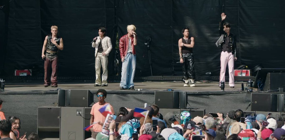 manilaconcerts's tweet photo. Thousands of fans have gathered for SB19's historic debut performance at the Allianz Stage of Lollapalooza Chicago, happening now! 🇵🇭🔥

#SB19atLollapalooza https://t.co/tSYbBtLHxu