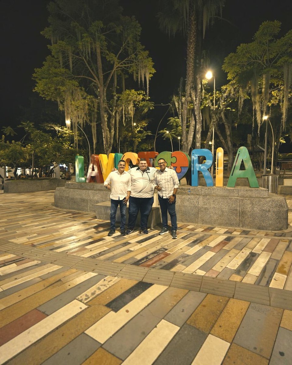 SoyRenaciente's tweet photo. La Ruta Renaciente cerró la jornada de ayer en La Victoria, Valle del Cauca, reafirmando nuestro compromiso de seguir fortaleciendo el trabajo territorial.

Sostuvimos un encuentro con el concejal Luis Fernando Varela, con quien dialogamos sobre las principales necesidades y oportunidades del municipio. Posteriormente, compartimos un espacio con amigos y simpatizantes de La Victoria, escuchando sus ideas y fortaleciendo este proyecto colectivo.

Seguimos recorriendo cada rincón del país convencidos de que las mejores decisiones se construyen escuchando a la gente y trabajando unidos por las causas que transforman los territorios.

#RutaRenaciente #SomosUnoConTodos