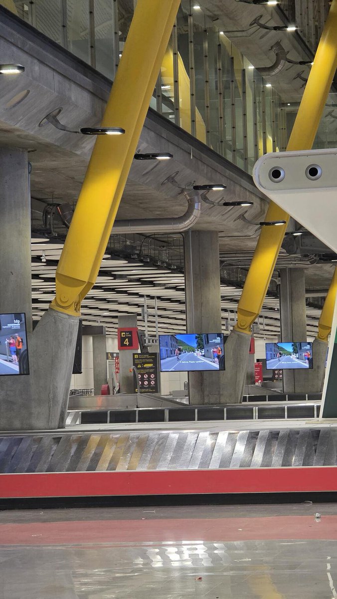 MadridProyecta's tweet photo. ✈️AENA y su complicada relación con la calidad del espacio y la arquitectura... 

Una ya clásico, el descontrol de pantallas y señalética innecesaria en una de las terminales más intuitivas... ¿del mundo?

📍Madrid Barajas
📸madridmola
🗨️https://t.co/3HjeS3uWoV https://t.co/EfVONplF0B