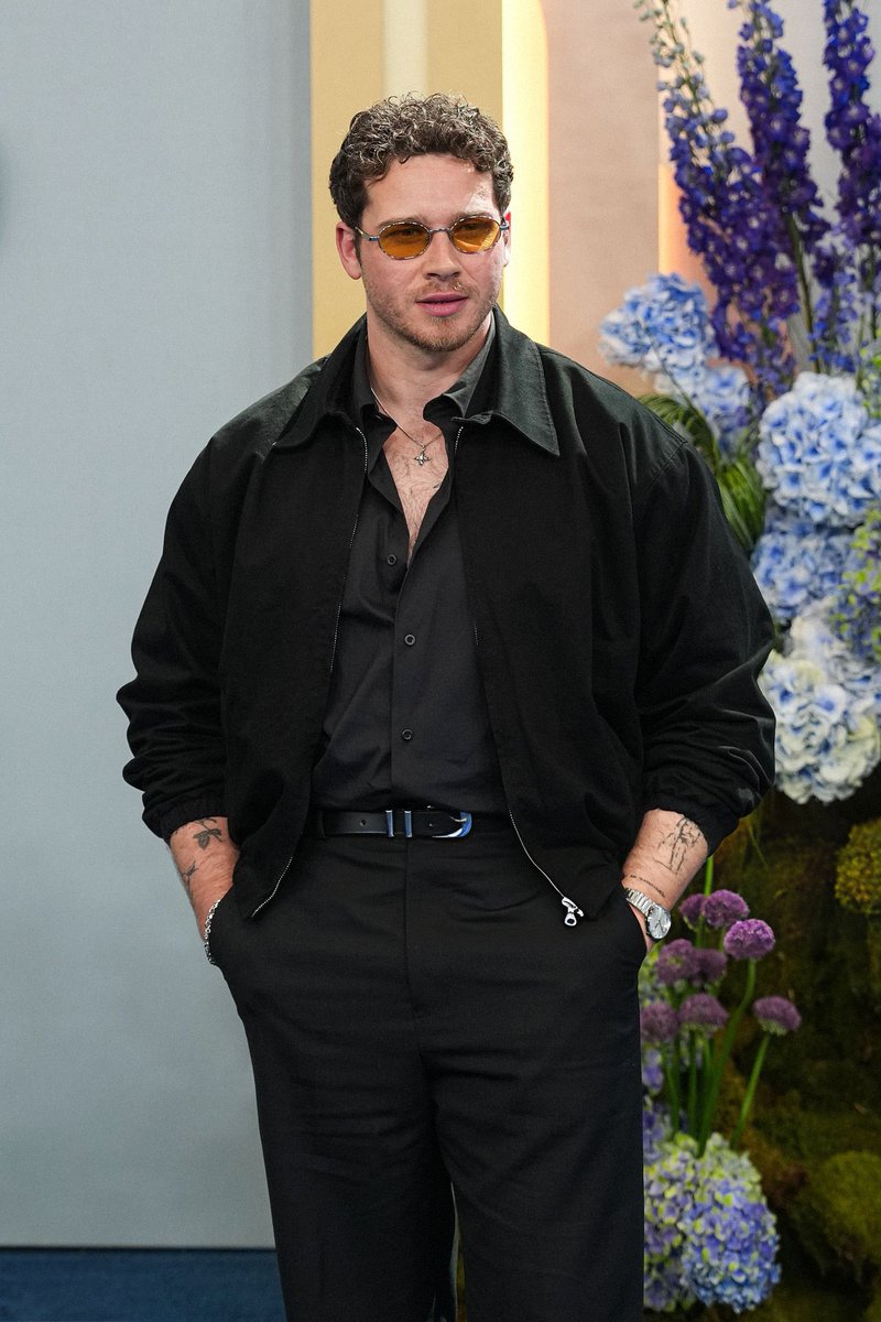 911_buckley's tweet photo. once again thinking about oliver stark and his disney upfronts outfit 🖤 https://t.co/0WuEFO7WlP