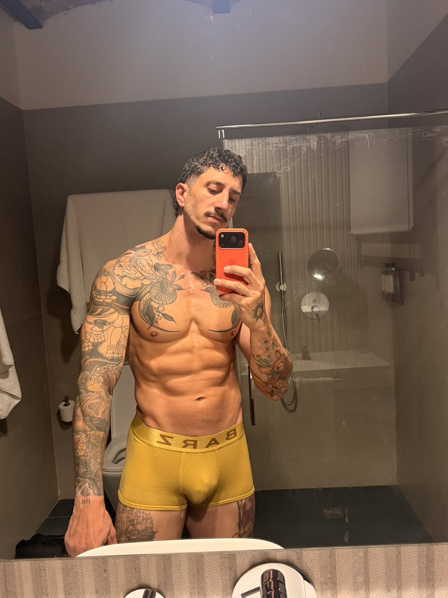 robert_ae_'s tweet photo. 💛 https://t.co/ie2WoYd93p