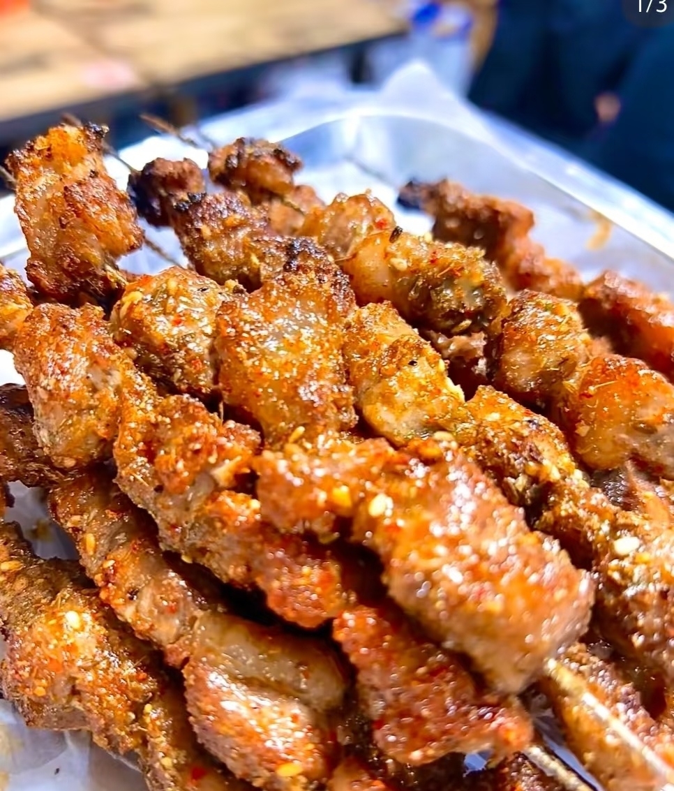 debra59ii0's tweet photo. [Craving late-night street food Freshly grilled lamb skewers with cumin, sizzling hot and flavorful!  Perfect for your weekend snack run!] https://t.co/KyH2svovZV