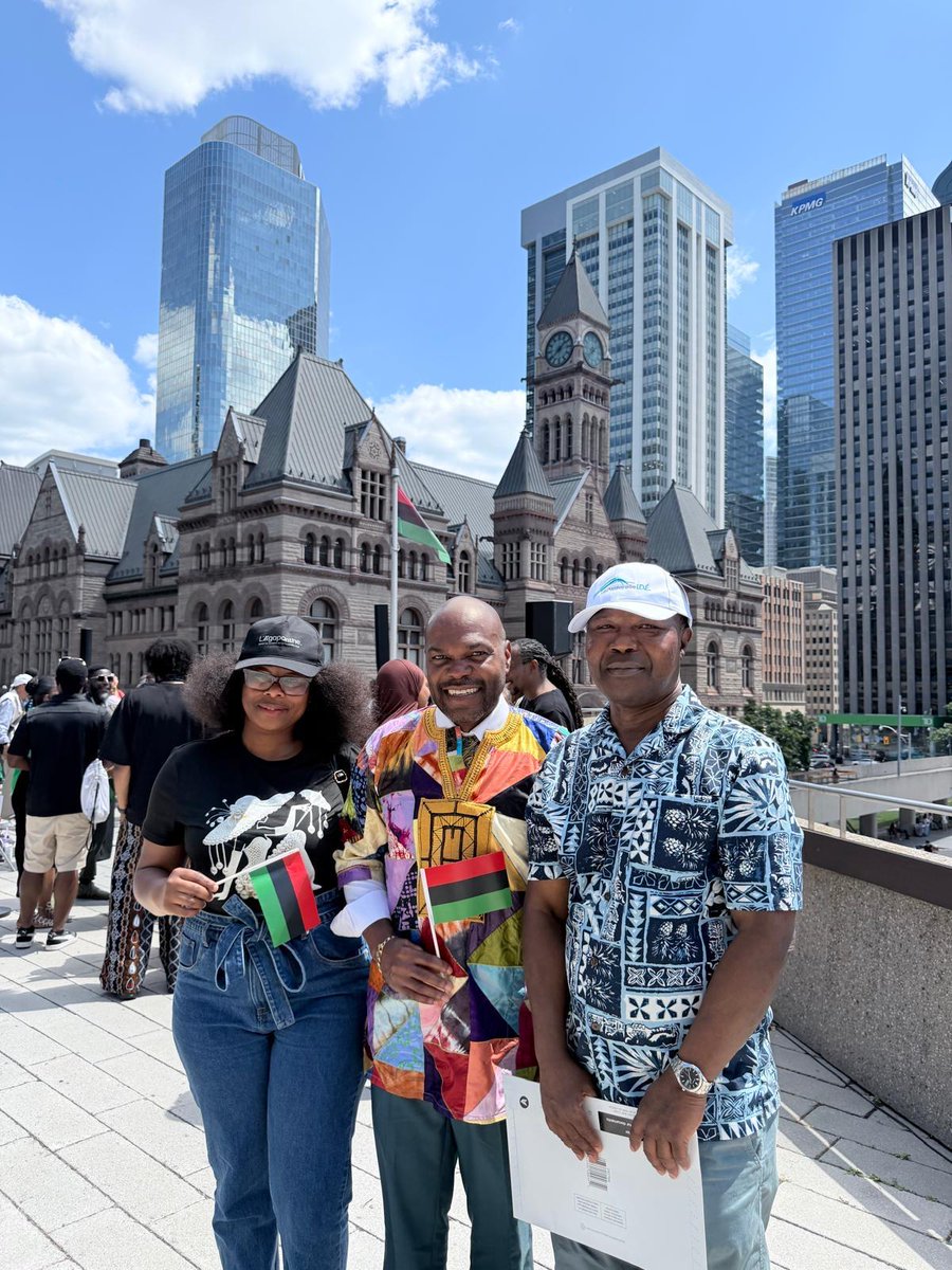 LeonieTchatat's tweet photo. Aujourd’hui, notre équipe était présente à @cityoftoronto pour la levée du Black Liberation Flag, marquant le début du Mois de l’émancipation.
Un puissant symbole de mémoire, de résistance et de liberté, qui nous rappelle l’importance de reconnaître pleinement les voix, les parcours et les contributions des communautés noires francophones et racialisées.