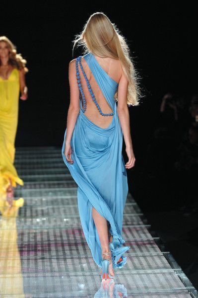 photostreaming's tweet photo. Tanya Dziahileva wearing 1 of the 3 cute looks of Versace Spring/Summer 2008. https://t.co/92GK0YlAH9