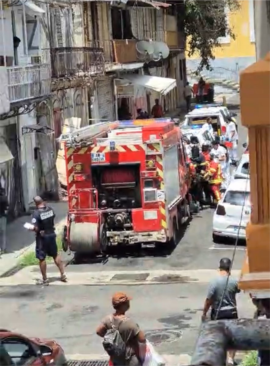 LoicMartol's tweet photo. Tragique effondrement d’un immeuble en travaux en plein cœur de Pointe-à-Pitre. Nos pensées vont à la famille de l’ouvrier décédé et aux blessés. Toute notre gratitude aux pompiers mobilisés. Une enquête devra faire la lumière sur les causes de ce drame.
#pointeapitre https://t.co/smbNH27u6b