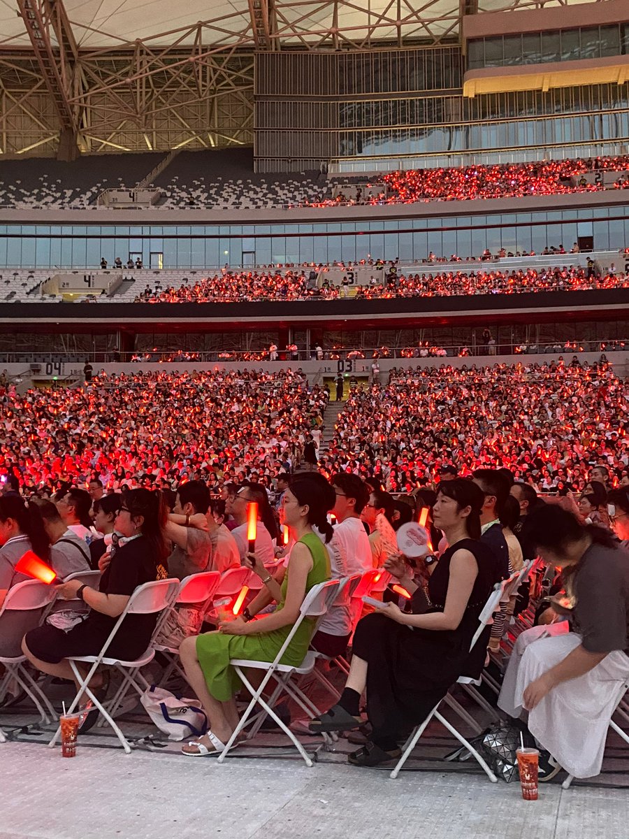 SibylHazlienbb's tweet photo. 今晚livehouse准点开躁！跟着鼓点甩头，把所有不开心都吼成旋律， https://t.co/ZX8lhkzTRp