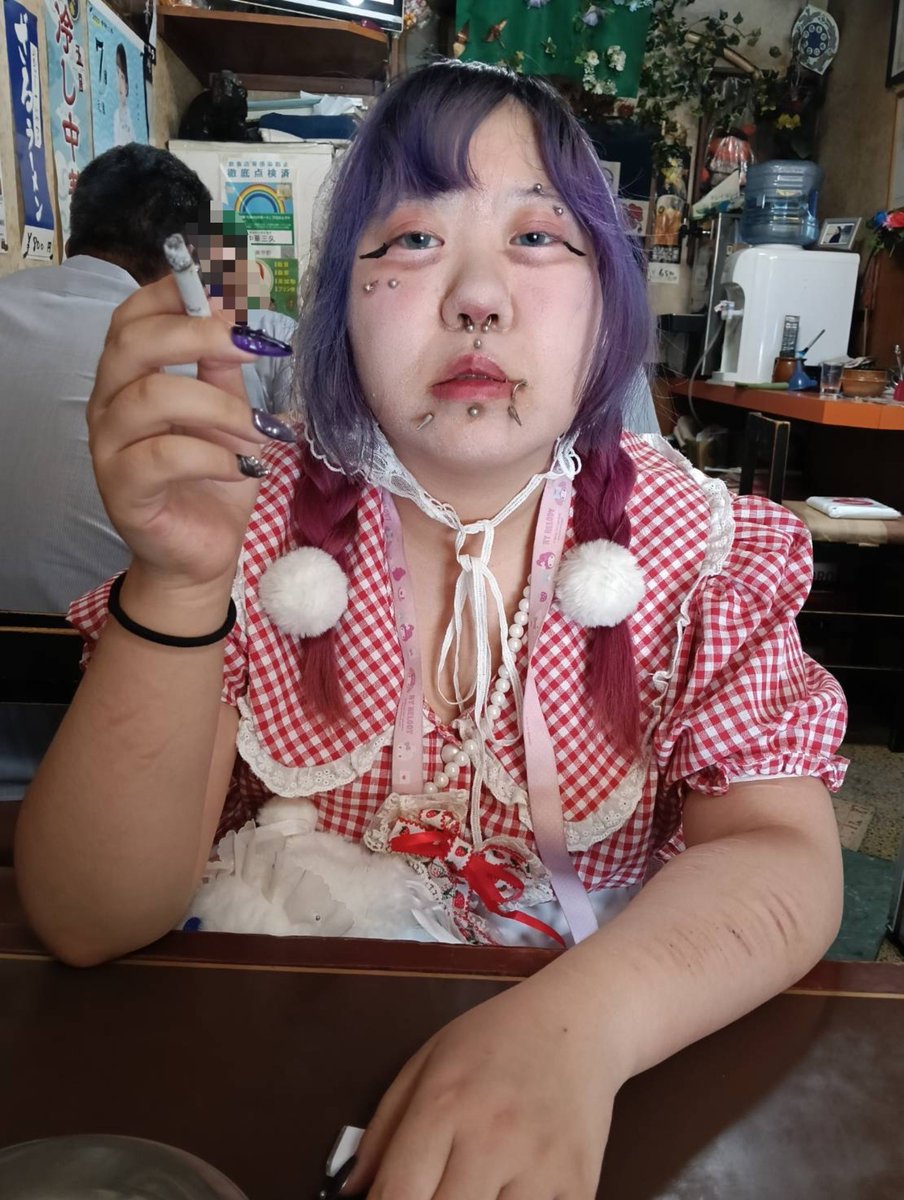 Hito_modoki_'s tweet photo. 約2年間、
ギターが弾けて昔バンドやってたゴミカスクズ男(太ったらラブホ行っても性行為してくれなくなった)と本と骨董品が好きなロリコン(精神病院に入院中電話したら出てこなくていいよと言われた)に鬼執着してた話しよか？ https://t.co/is4VukxJdc