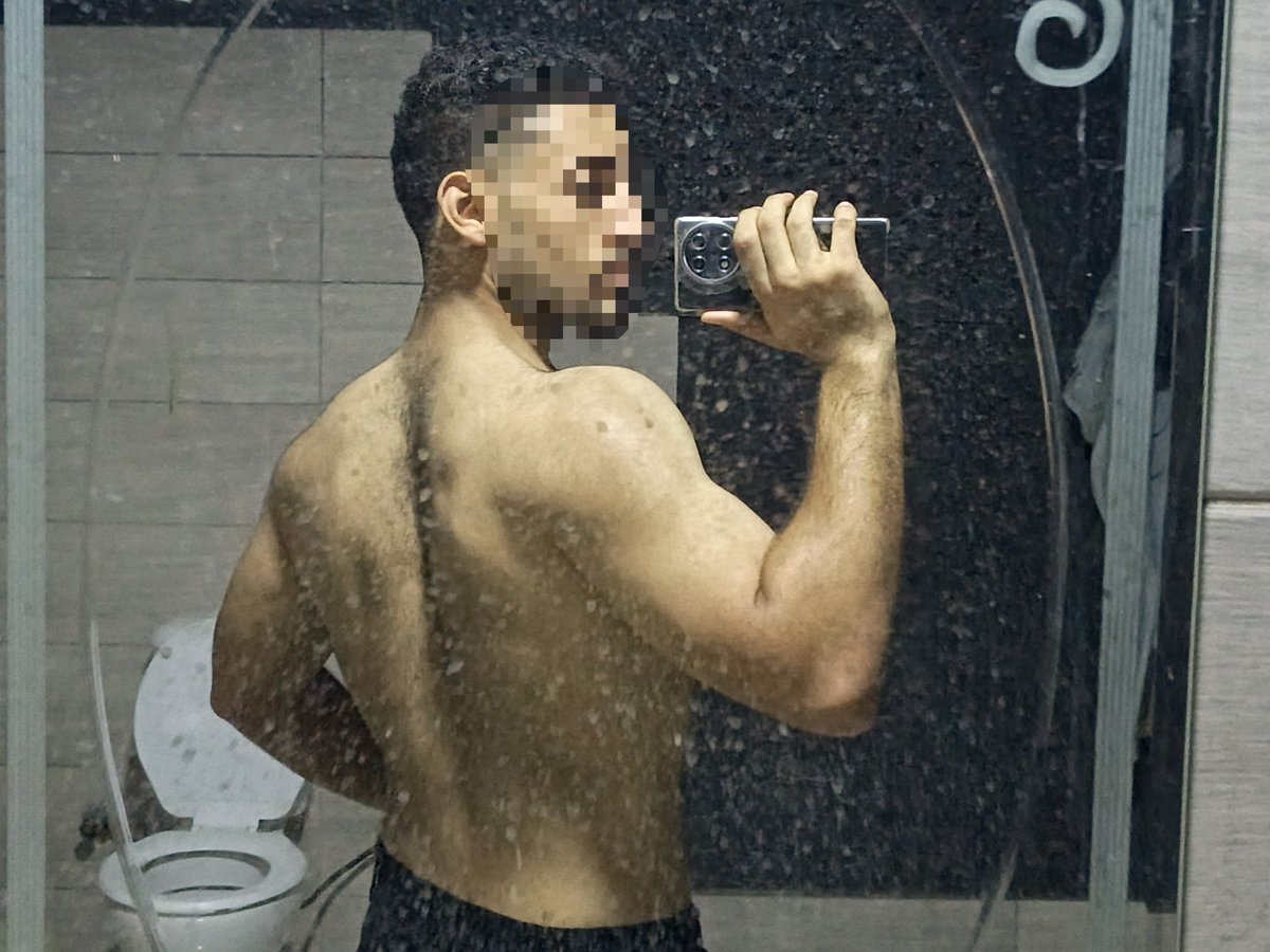 u_6_s's tweet photo. بقيت واقف بين امرين cutting ولا Bulking 🥲 https://t.co/XBcRlnyhES
