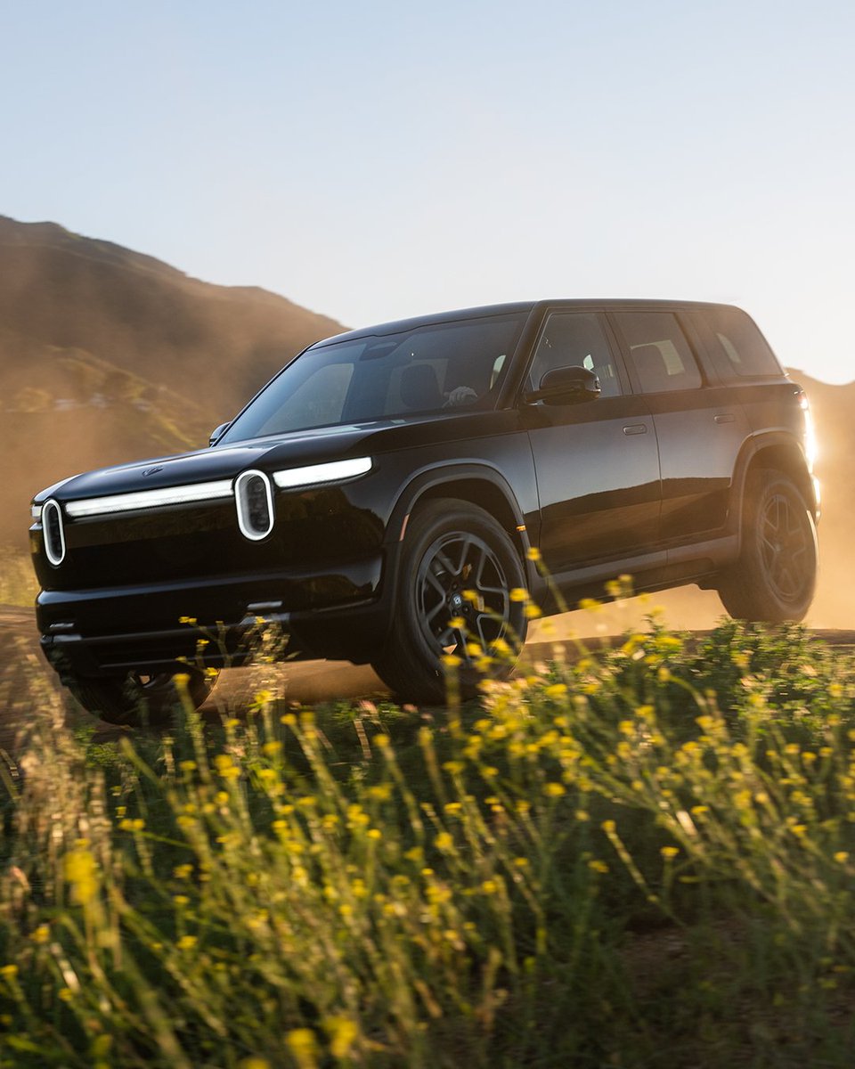 Rivian's tweet photo. Midnight looks good at any hour. ✨ https://t.co/0g80vY9RmH