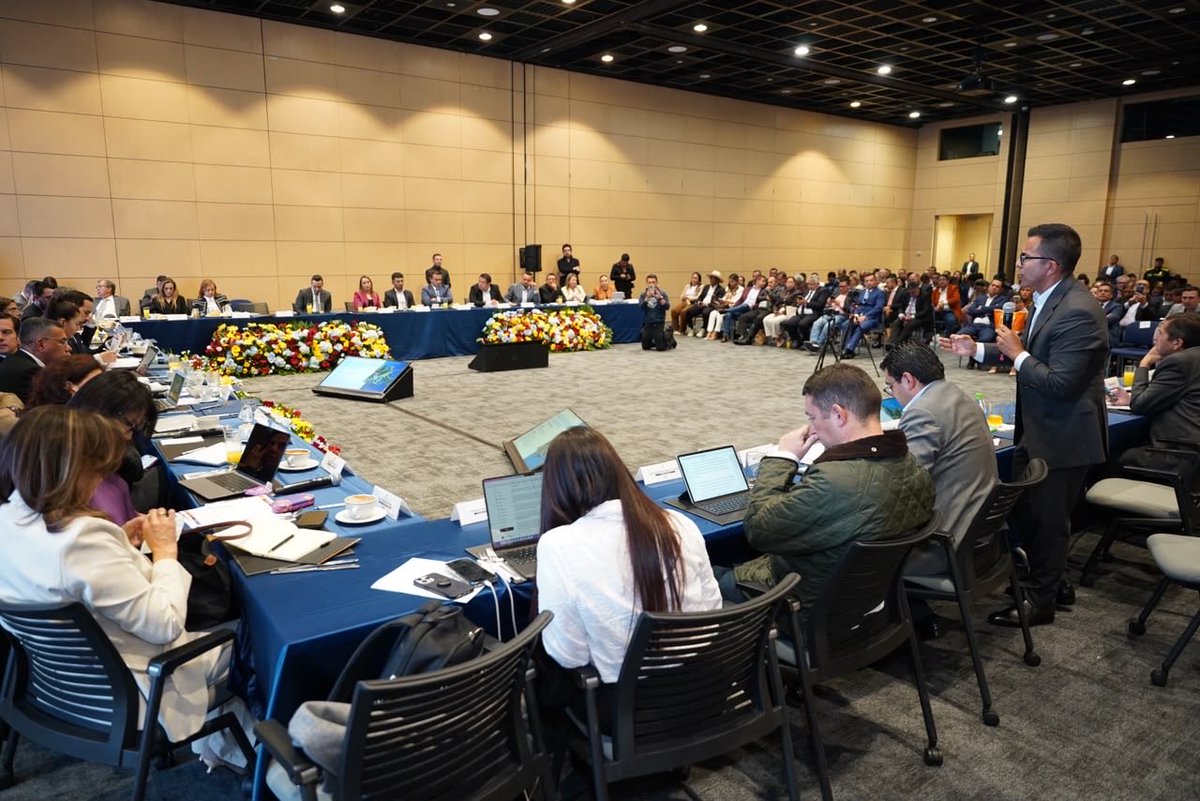 ICCUGOB's tweet photo. Liderados por el gobernador @JorgeEmilioRey, participamos en el #EmpalmeRegional, en el que presentamos al presidente electo, @ABDELAESPRIELLA, y a su equipo, una agenda de más de 6 corredores regionales que requieren el respaldo del Gobierno Nacional. https://t.co/QIKmjkUGai