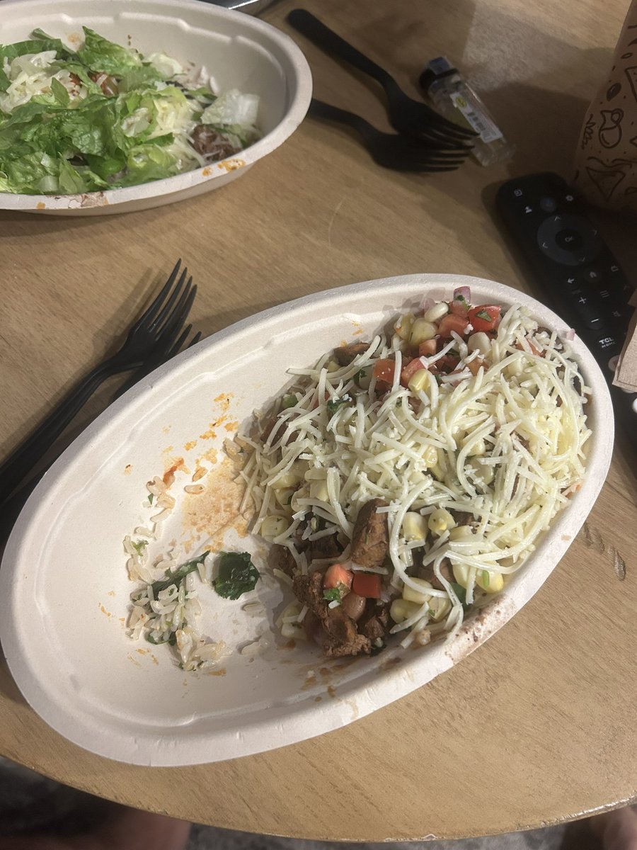 bposh99's tweet photo. @ChipotleTweets Maybe fill the bowl up before worrying about water cups https://t.co/J3S1tmW4vF