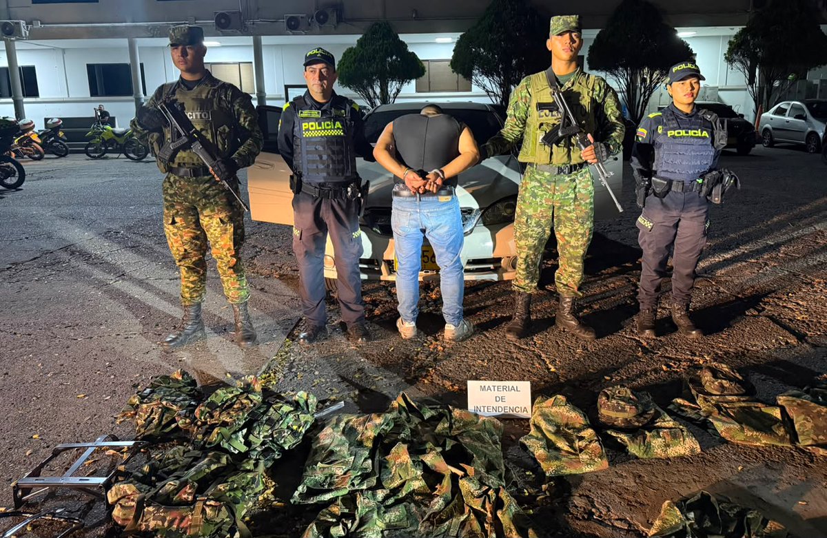 Caracol_Cali's tweet photo. #Seguridad | En #Palmira, en el #ValledelCauca, fue capturado alias “Miso”, presunto coordinador logístico del Frente Adán Izquierdo: transportaba explosivos, un sistema para lanzar granadas desde un dron y material de guerra.

General Oswaldo Rincón @DirectorPolicia https://t.co/sbeb9CKhcd