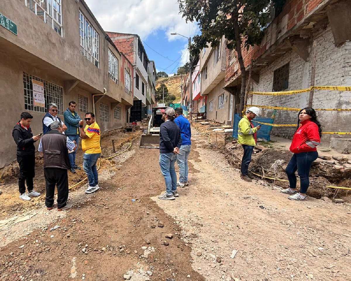 ContraloriaBta's tweet photo. Visitando obras en #RafaelUribeUribe👷‍♂️

Vigilamos la ejecución de $5.653 millones destinados a la mejora de la malla vial y el espacio público, especialmente en los segmentos de #Marco Fidel Suárez, #Centenario y #Pijaos. 

En el frente #Pijaos se articularon acciones entre el Fondo de Desarrollo Local, el Acueducto de Bogotá y la empresa de gas para resolver las interferencias en las redes de servicios públicos y permitir que la obra continúe su marcha.

Recuerda: el control fiscal lo hacemos entre todos. 🛣️

#ContraloríaDeBogotá