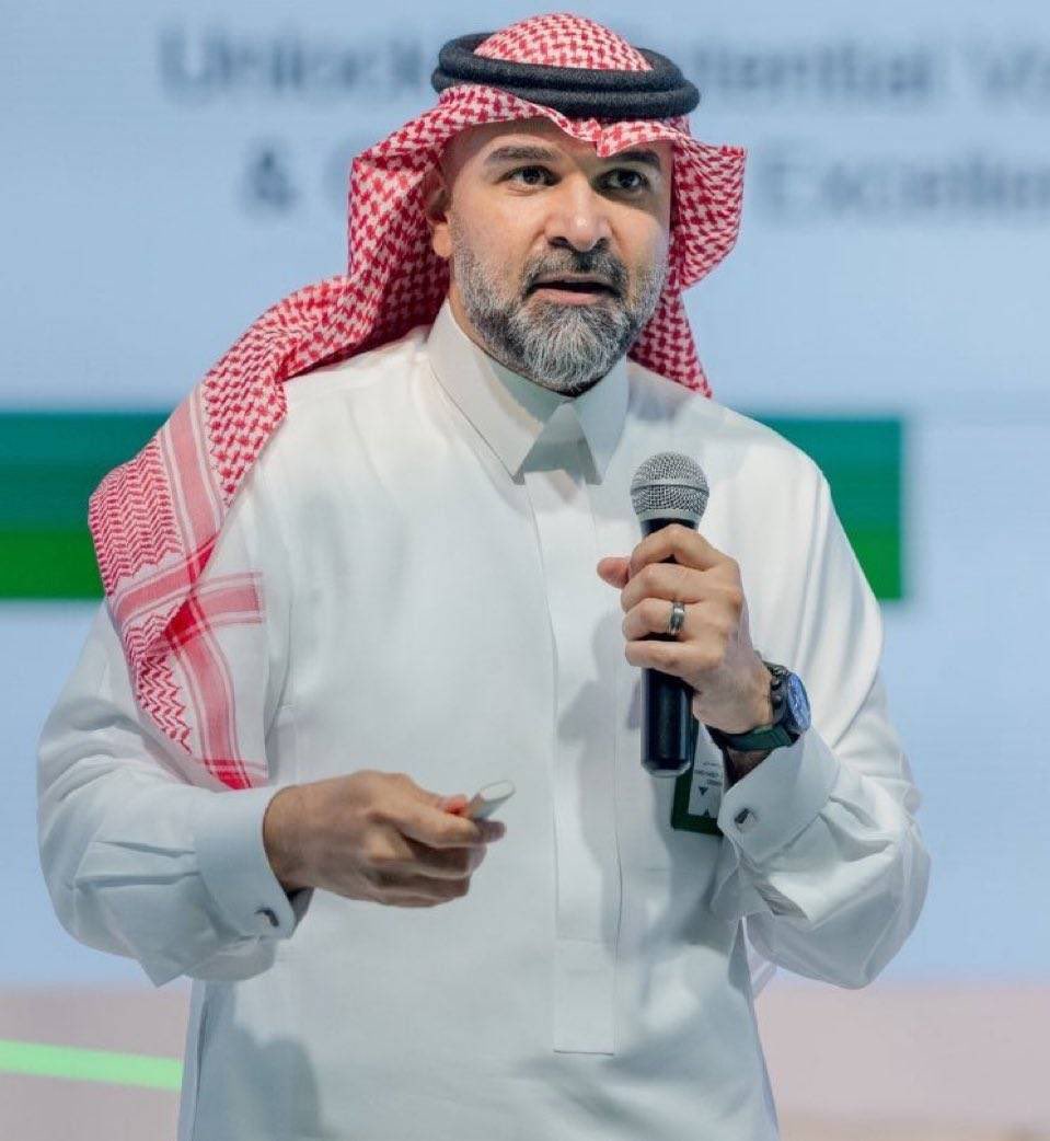 ogmaghrabi2's tweet photo. 🚨

خاص وحصري 

الصندوق يعاقب سندي بعدم الدعم بعد التفريط في بنزيما وكانتي 

وتعود الأحداث قبل الفترة الشتوية بعدما خاطبت 
الرابطة ادارة الاتحاد بتجديد عقد اللاعبين ولكن ادارة سندي رفضت بحجة تجديد دماء الفريق .
بعدما تم بيع بنزيما . اكتشف سندي انه توجد دفعات من صالح النادي في عقده . بغباء شديد 
انتقلت الدفعات إلى نادي الهلال بعد انتقاله 
ومن ضمنها الدعاية وحقوق التصوير والإعلانات 

باختصار : فهد سندي فرط بمبلغ اكثر ٥٠ مليون يورو في خزينة النادي ( كارثة وفضيحة) 

#الاتحاد